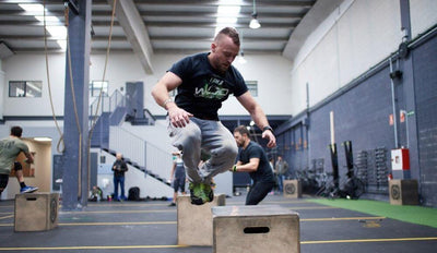 Alejandro Fernández Head Coach de CrossFit Runa saltando al cajón