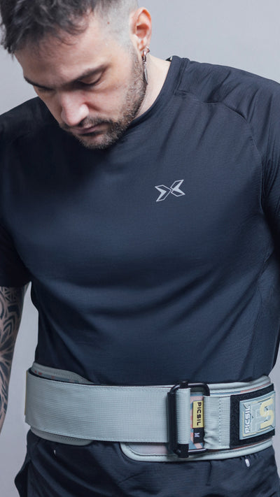 Hombre con un cinturón lumbar de picsil