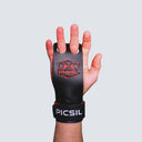 Calleras RX con magnesio con dos agujeros color rojo y negro puestas en una mano 