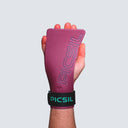 Calleras Azor con magnesio color rosa y azul puestas en una mano 