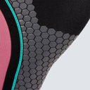 Detalle de los puntos antideslizantes de la rodillera rosa Hex Tech.