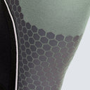 Detalle de los puntos antideslizantes de la rodillera verde Hex Tech.
